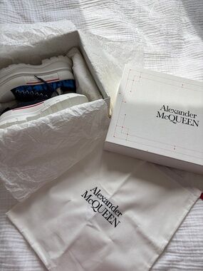 Alexander McQueen Brandnew White MenSneakers with Blue Graphic and Black Details